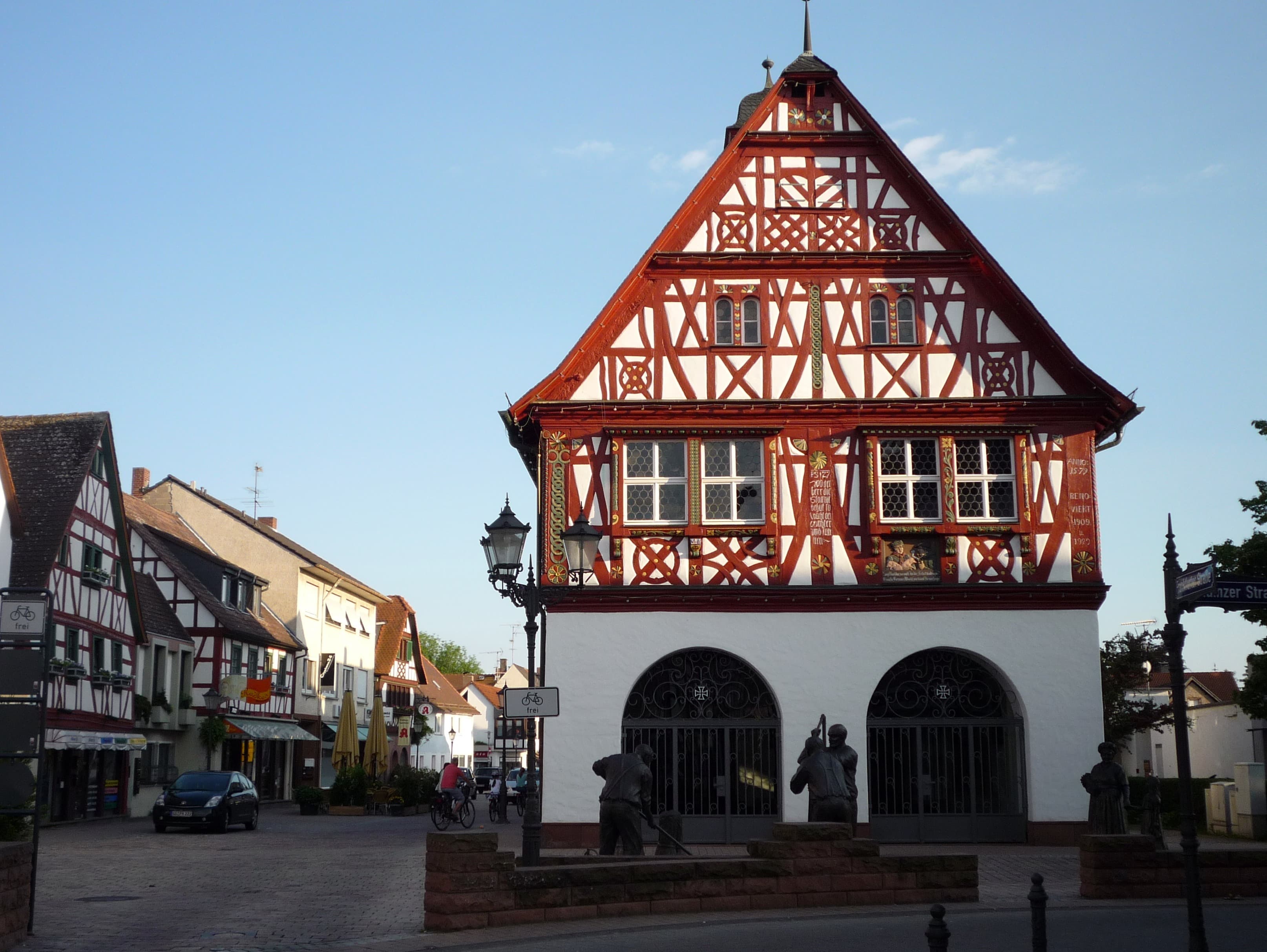 Historisches Fachwerk-Rathaus am Marktplatz von Groß-Gerau