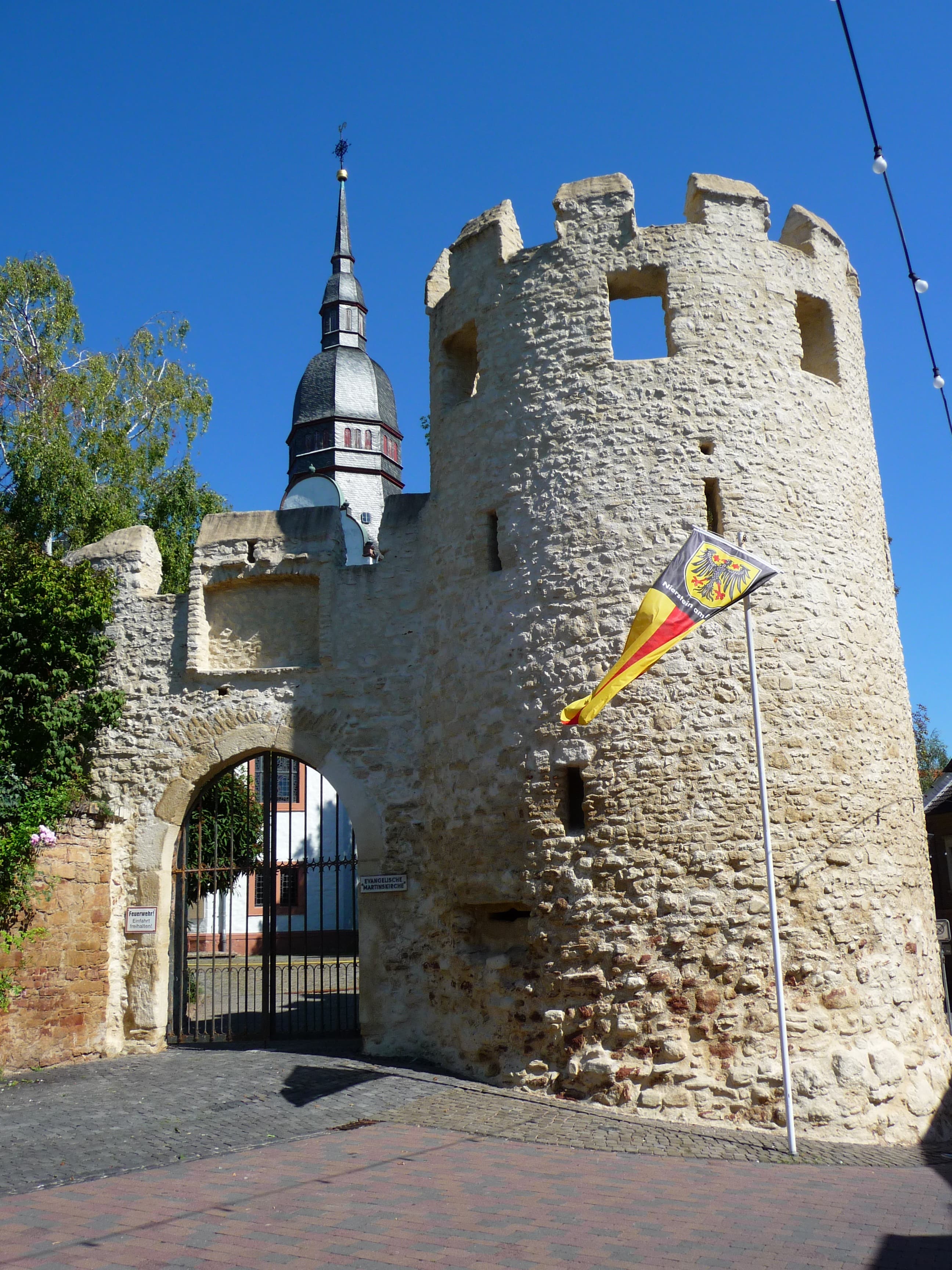 Historischer Wehrturm an der Martinskirche in Nierstein