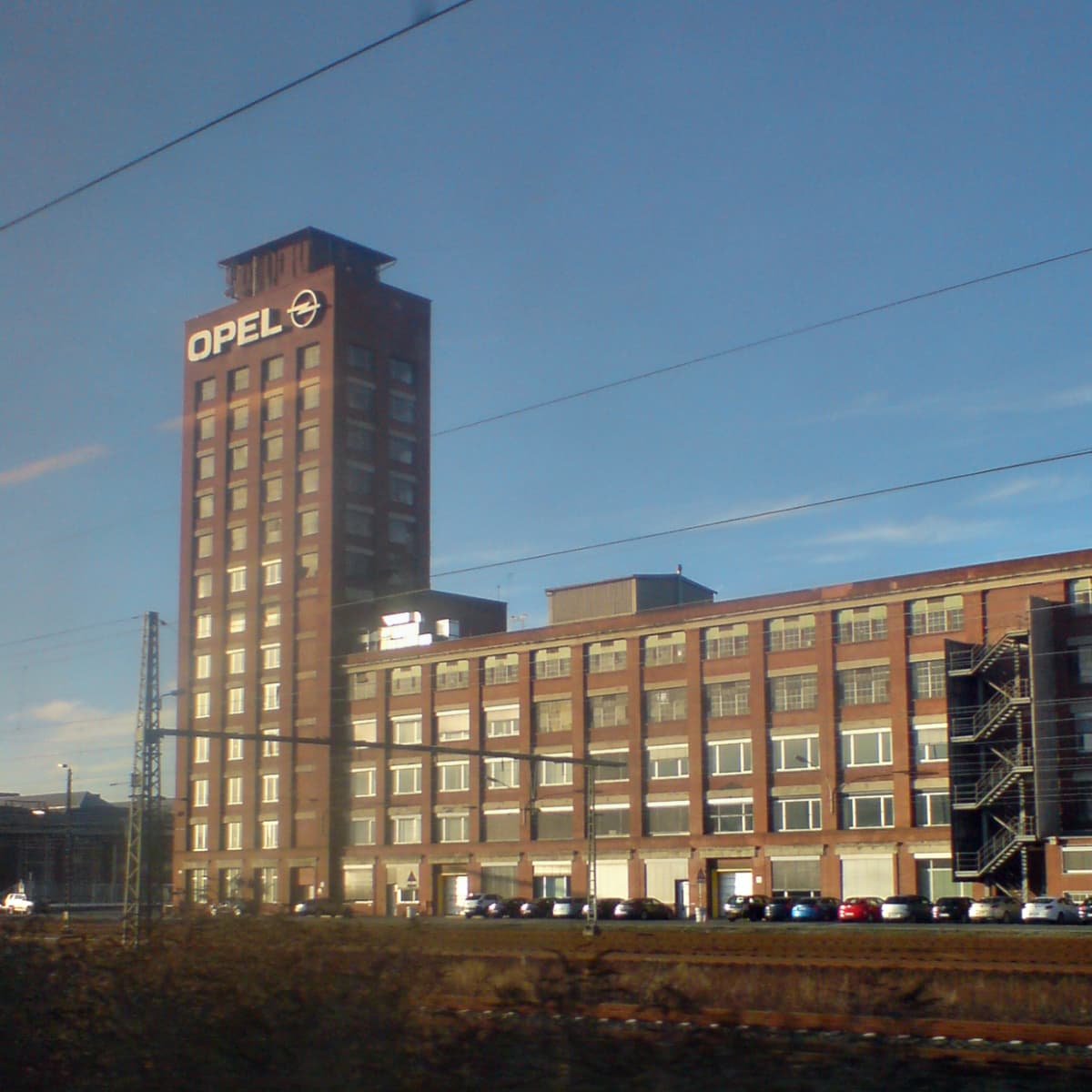 Opel-Werksturm mit Opel-Logo in Rüsselsheim am Main