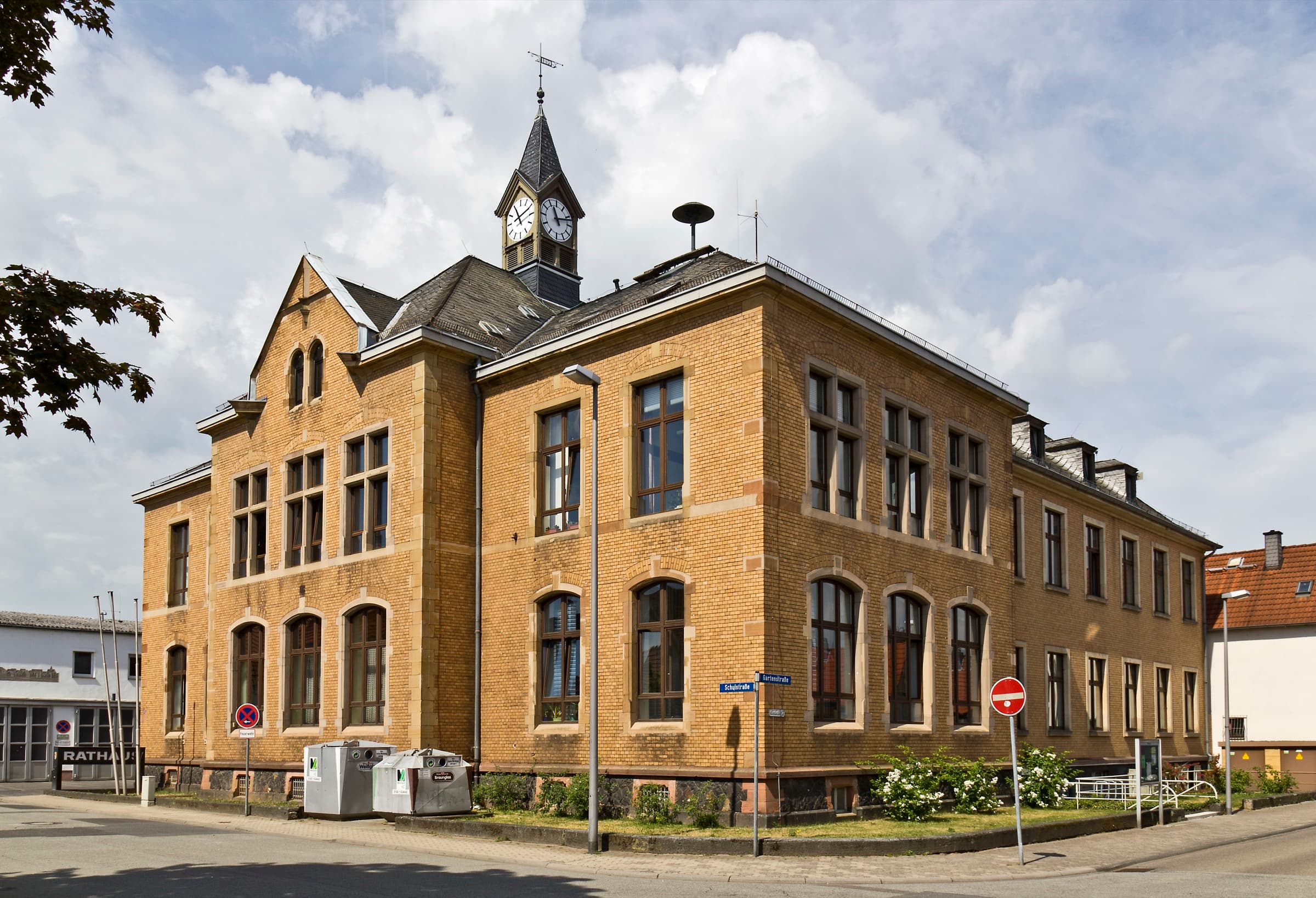 Rathaus mit Uhrturm im Ortsteil Ginsheim