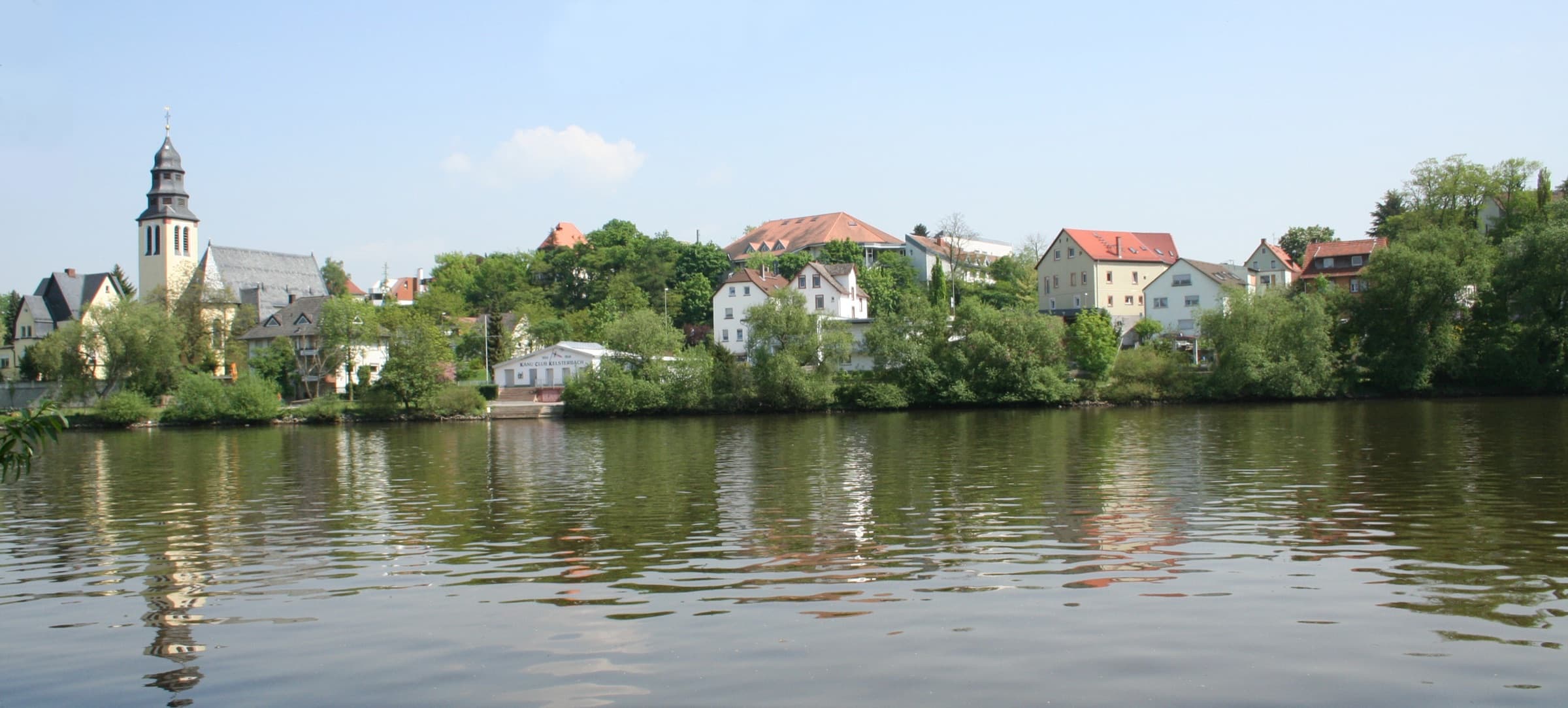 Blick über den Main auf die Altstadt von Kelsterbach mit Kirchturm