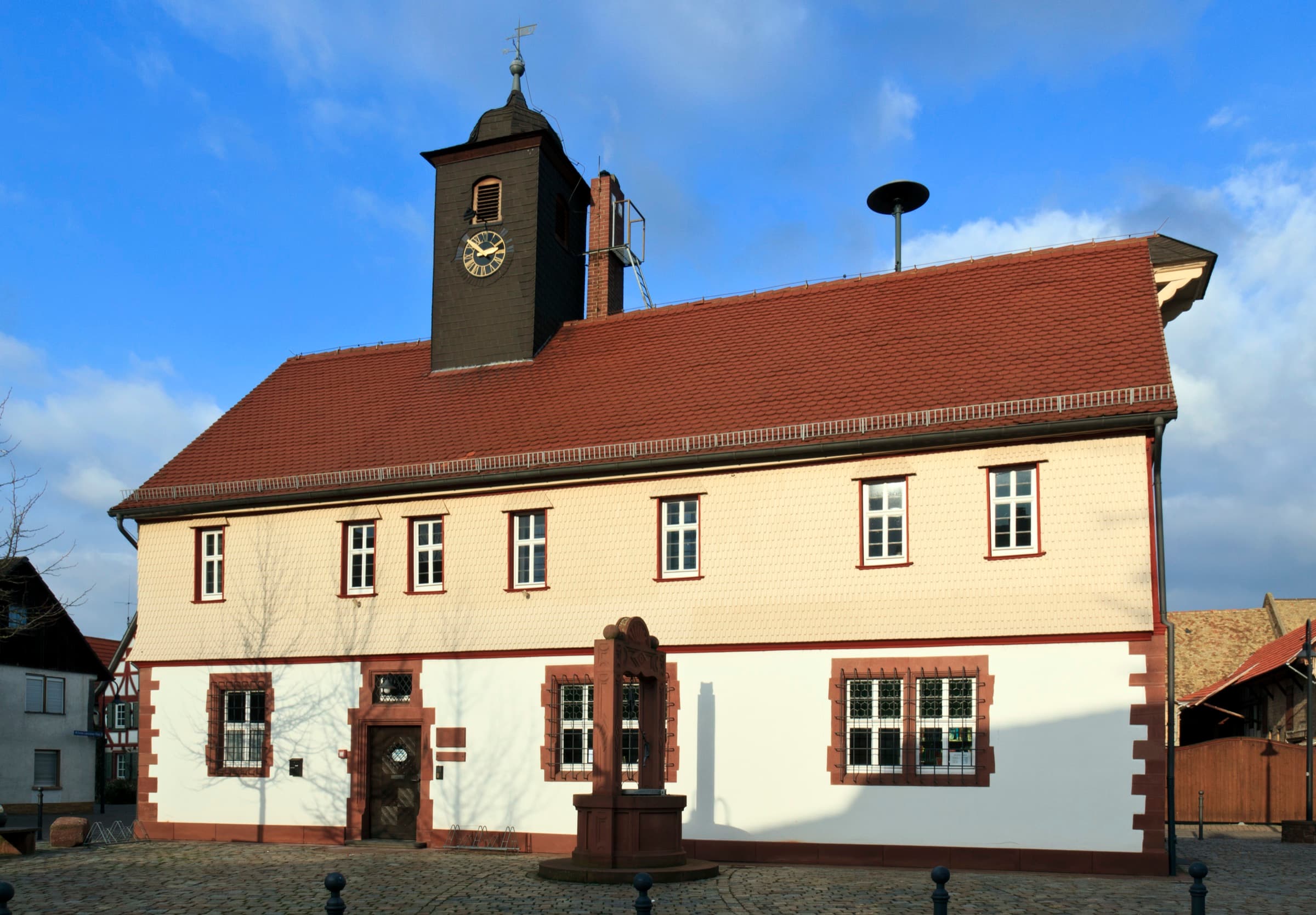 Altes Rathaus mit Uhrturm in Trebur